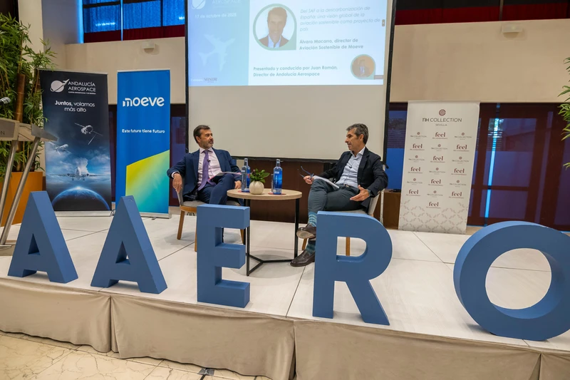 De izquierda a derecha, Juan Román, director de Andalucía Aerospace, junto a Álvaro Macarro, director de Aviación Sostenible de Moeve, durante el ciclo de encuentros Flying Green. Foto: Andalucía Aerospace